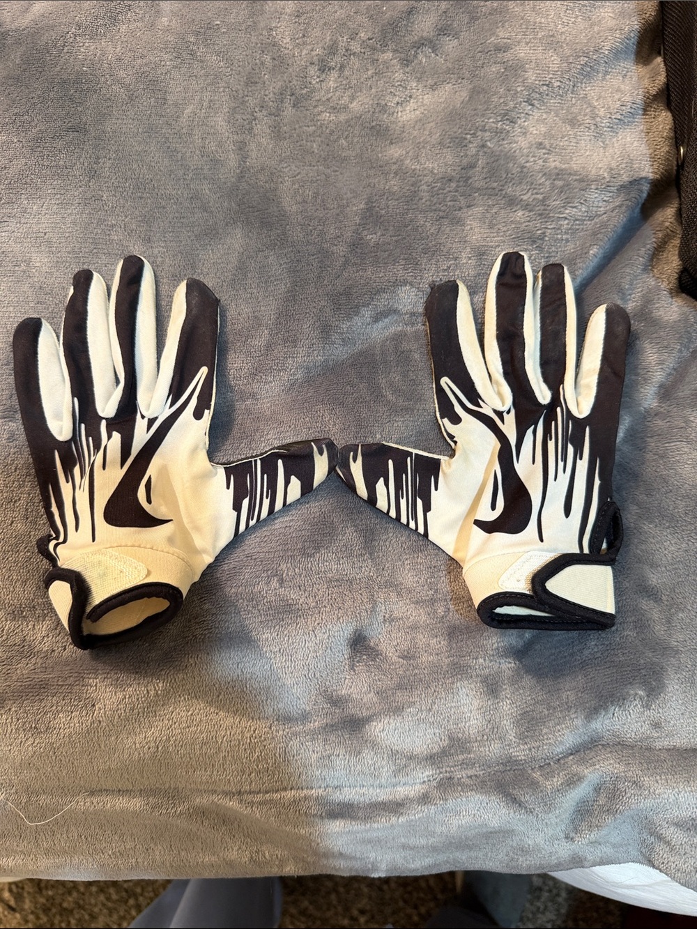 Nike Black and White Graphic Training Gloves